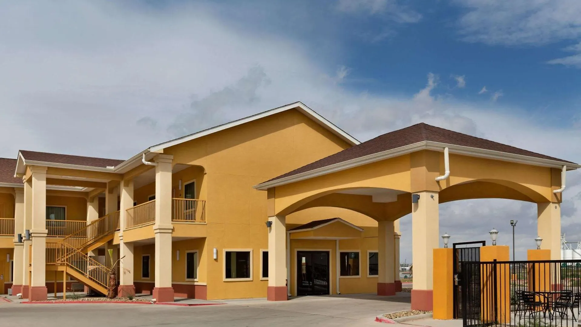 4 Business Hotels Near Ellen Noel Art Museum Worth Booking