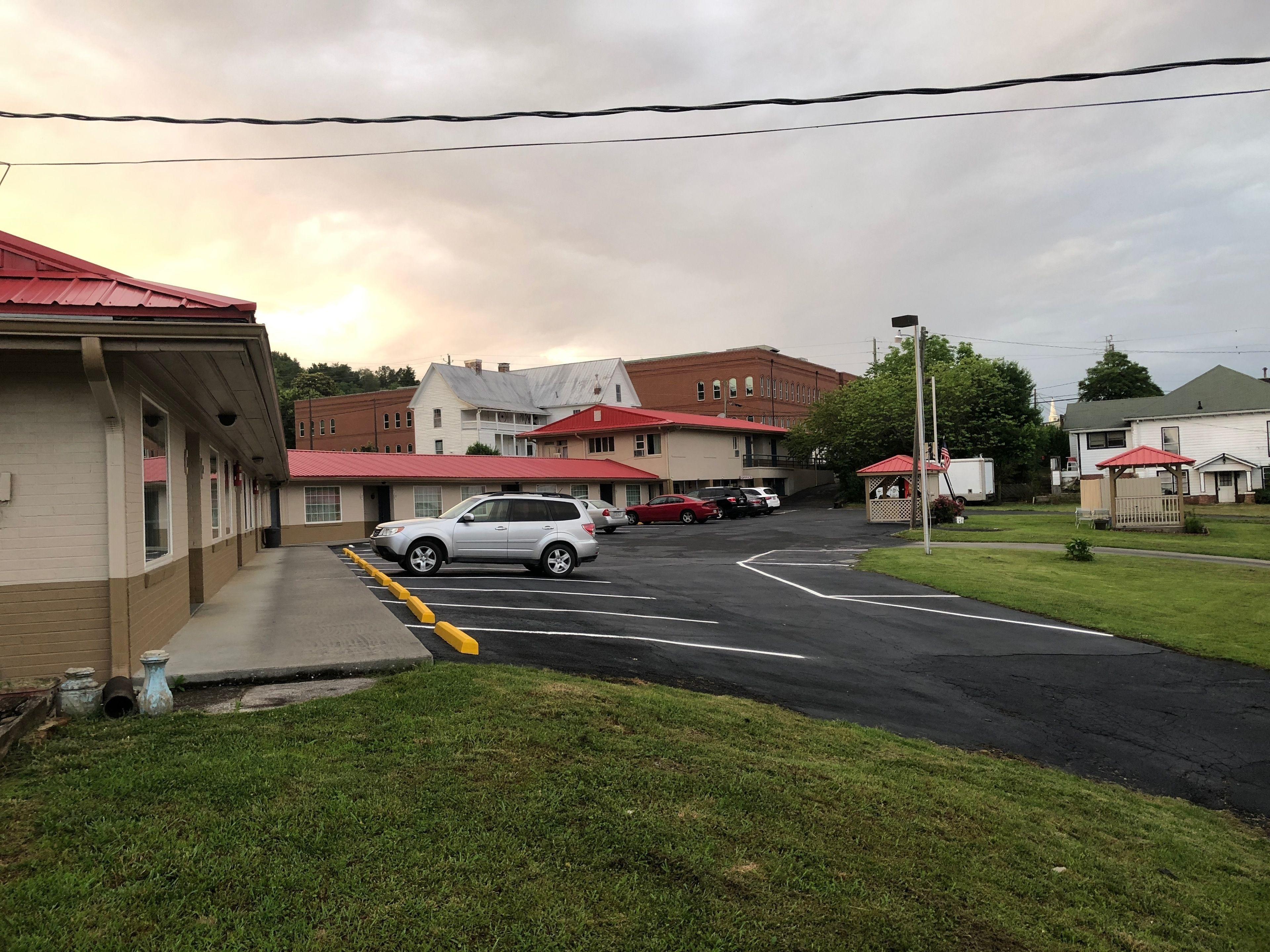 Staying Near Gaha Community Theatre: 4 Budget Hotels Compared